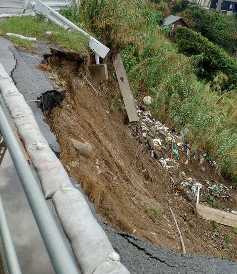 2023年9月17日 崩れた道路端